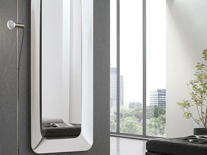 Specchiera con cornice in vetro curvato Anubi di Target Point