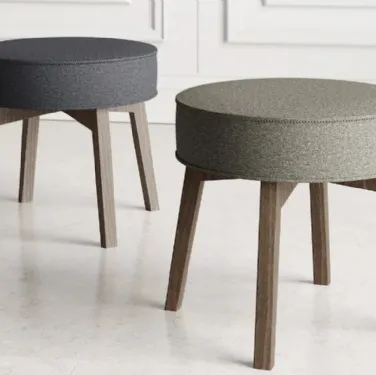 Pouf in tessuto con gambe in legno Rik di Doimo Salotti