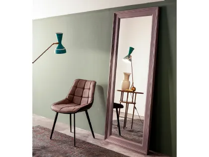 Specchio Keystone con cornice in legno laccato di Devina Nais