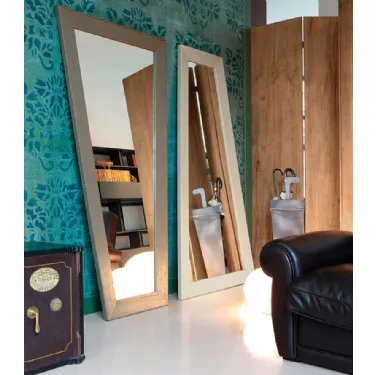 Specchio Trapezio con cornice in legno di Devina Nais
