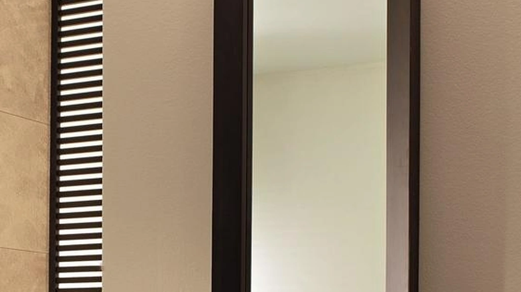Specchio rettangolare con cornice in legno di Stones