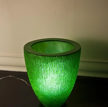 Vaso verde in resina con luce interna di Stones