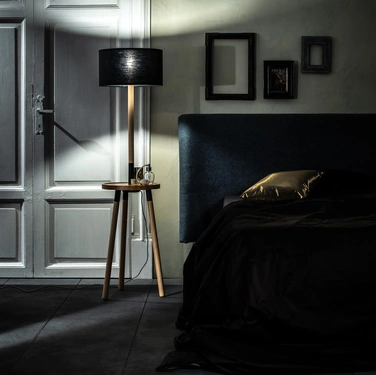Lampada da terra Acrux in legno di faggio con paralume in tessuto di Stones