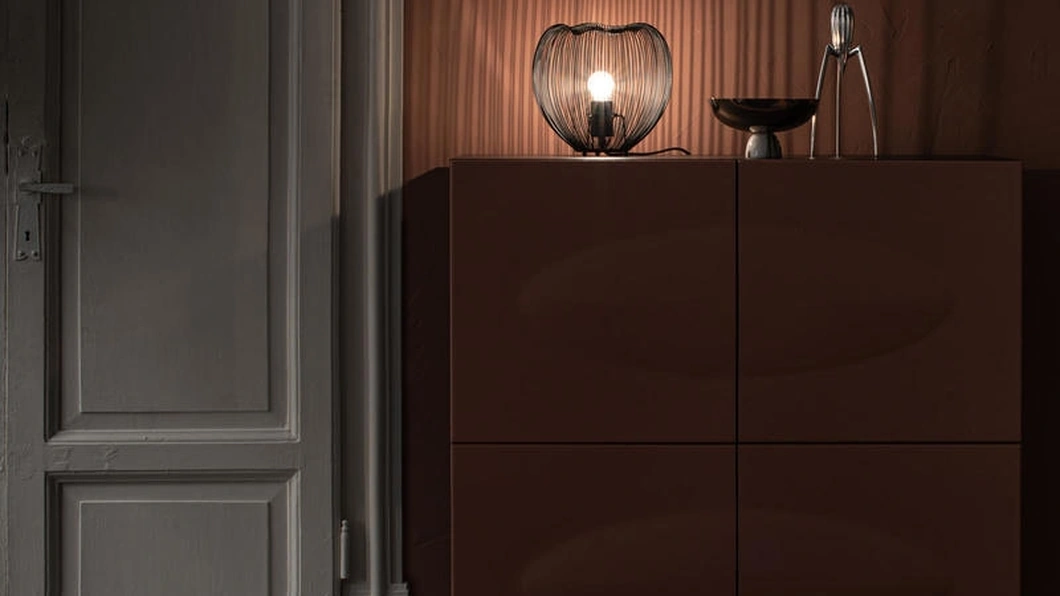 Lampada da tavolo Jaula in metallo verniciato Nero lucido di Stones