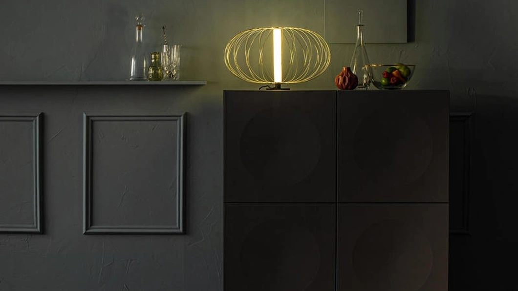 Lampada da tavolo Mizar in acciaio verniciato Ottone lucido di Stones