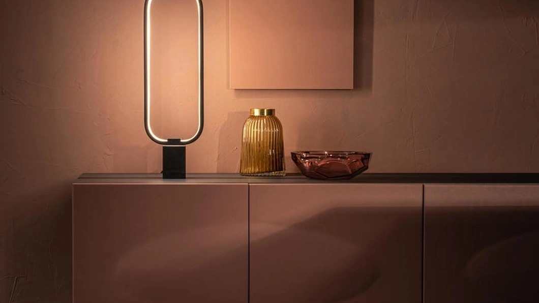 Lampada da tavolo a LED Naos in metallo con base in marmo di Stones
