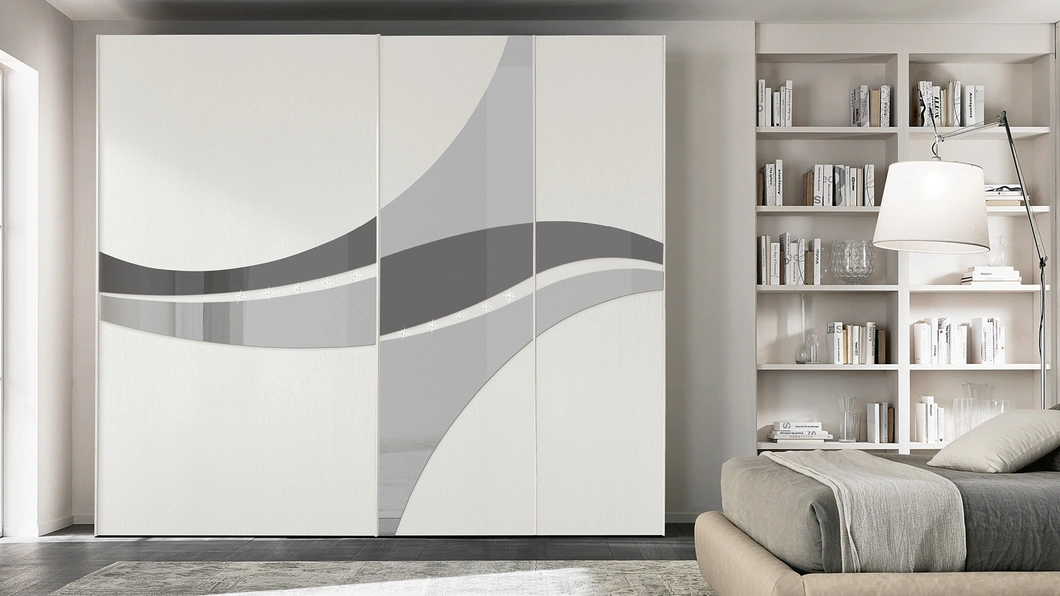 Armadio Mirea con ante scorrevoli in frassino e specchio di Adriatica