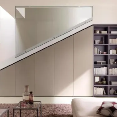 Armadio con ante battenti disegnate e lavorate seguendo l’inclinazione del soffitto per vani scale o mansarde NC304 Moretti Compact