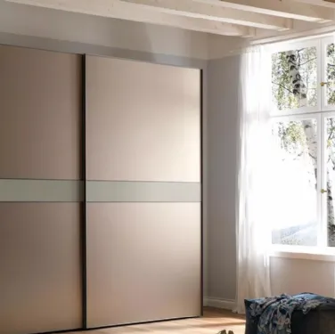 Armadio di design ad ante scorrevoli color bronzo opaco, con telaio in alluminio NC203 Slider Thin di Moretti Compact