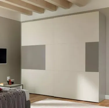 Armadio con ante scorrevoli che associano pannelli in nobilitato quarzo a pannelli laccati colore tortora NC204 Zone D di Moretti Compact