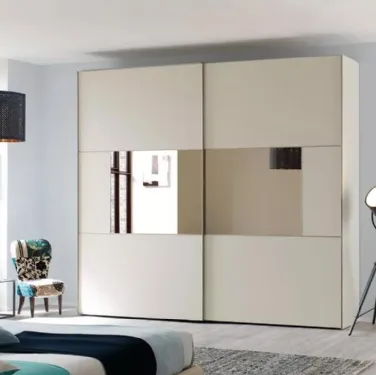 Armadio con ante scorrevoli in laminato quarzo e specchio in tonalità bronzo NC210 Slider Zone C di Moretti Compact