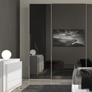 Armadio Riflessi con ante scorrevoli a specchio di Adriatica