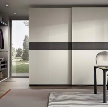 Armadio con anta scorrevole Flexa in laccato opaco Sahara con fascia in Rovere grigio di Veneran
