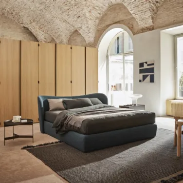 Letto Embrace con box in tessuto con testiera avvolgente di Pianca