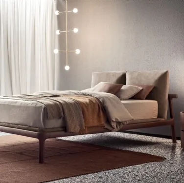 Letto in legno massello con testiera in tessuto imbottito Fushimi di Pianca