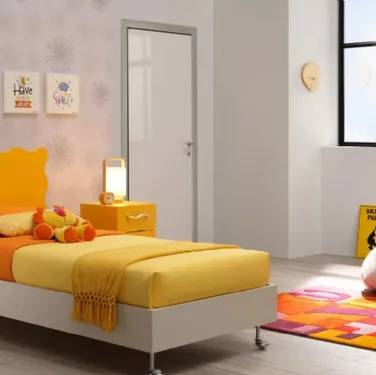 Letto singolo dalla testiera grintosa giallo sole e giroletto in melaminico SC104 di Moretti Compact