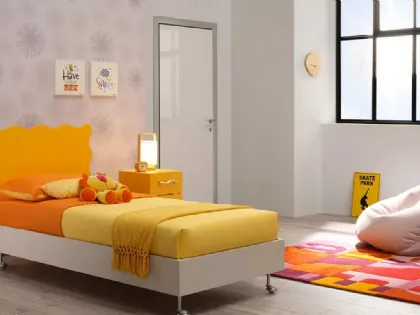 Letto singolo dalla testiera grintosa giallo sole e giroletto in melaminico SC104 di Moretti Compact