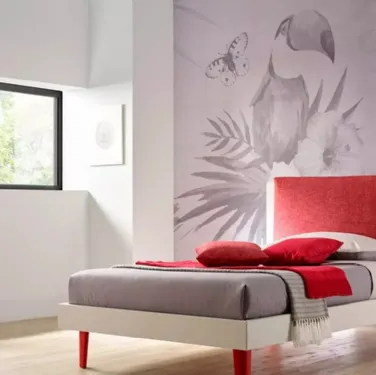 Letto in melaminico con piedi in laccato ciliegia e testiera imbottita in tessuto SC120 di Moretti Compact