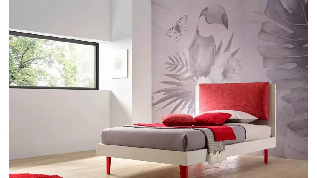 Letto in melaminico con piedi in laccato ciliegia e testiera imbottita in tessuto SC120 di Moretti Compact