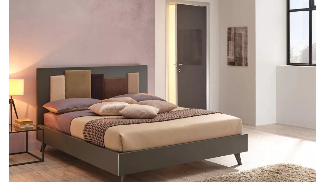 Letto matrimoniale dal design deciso e inconfondibile con testiera imbottita in tessuto SC124 di Moretti Compact
