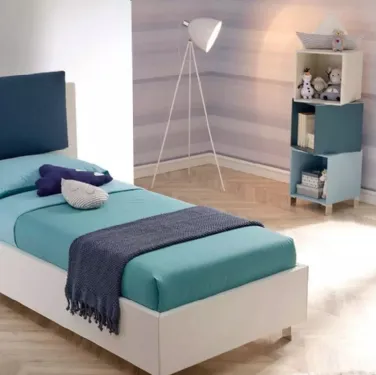 Letto moderno in nobilitato Bianco Luce con testiera  Plane Pillow parzialmente rivestita in tessuto imbottito SC117 di Moretti Compact