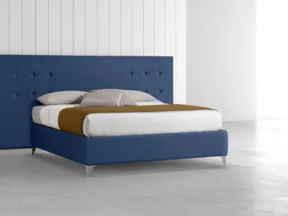 Letto Sommier 127 in tessuto con box contenitore e testiera boiserie a parete di Stilfar Italia