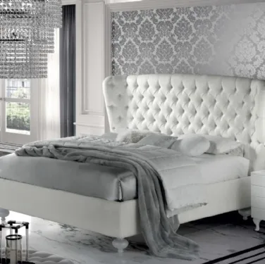 Letto con ampia testiera in pelle trapuntata Verdi di Stilfar