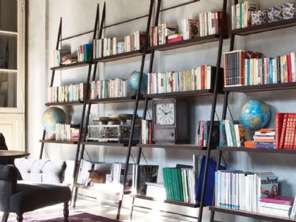 Libreria componibile Easy con struttura in ferro laccato Nero e ripiani in legno massello di Devina Nais