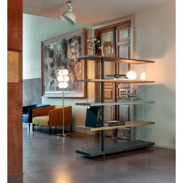 Libreria Zero 16 in legno massello di Rovere con schienale in vetro trasparente di Devina Nais