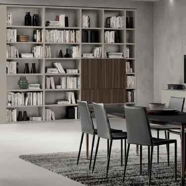 Libreria Living Mood sistema Fluida in laccato Tortora con ante in Noce Steady di Scavolini