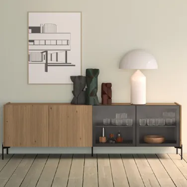 Madia Zero22 in legno cannettato di Rovere massello con due ante in vetro di Devina Nais