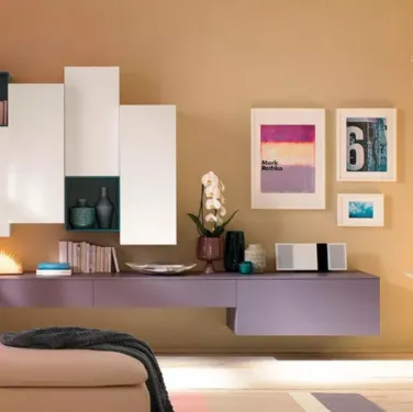Parete attrezzata a 4 ante sfasate in laminato frassino bianco, 2 vani giorno color pavone e base sospesa LV101 di Moretti Compact