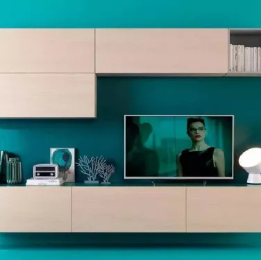 Parete attrezzata su boiserie color pavone, lineare ed essenziale LV118 di Moretti Compact
