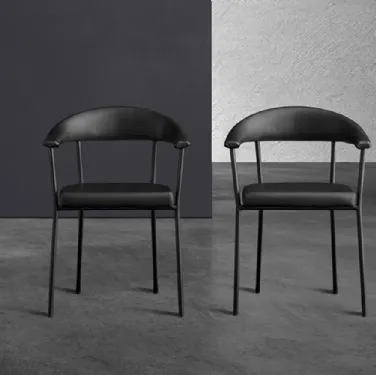 Sedia Director in ecopelle nera con struttura in tubolare metallico industrial di Devina Nais