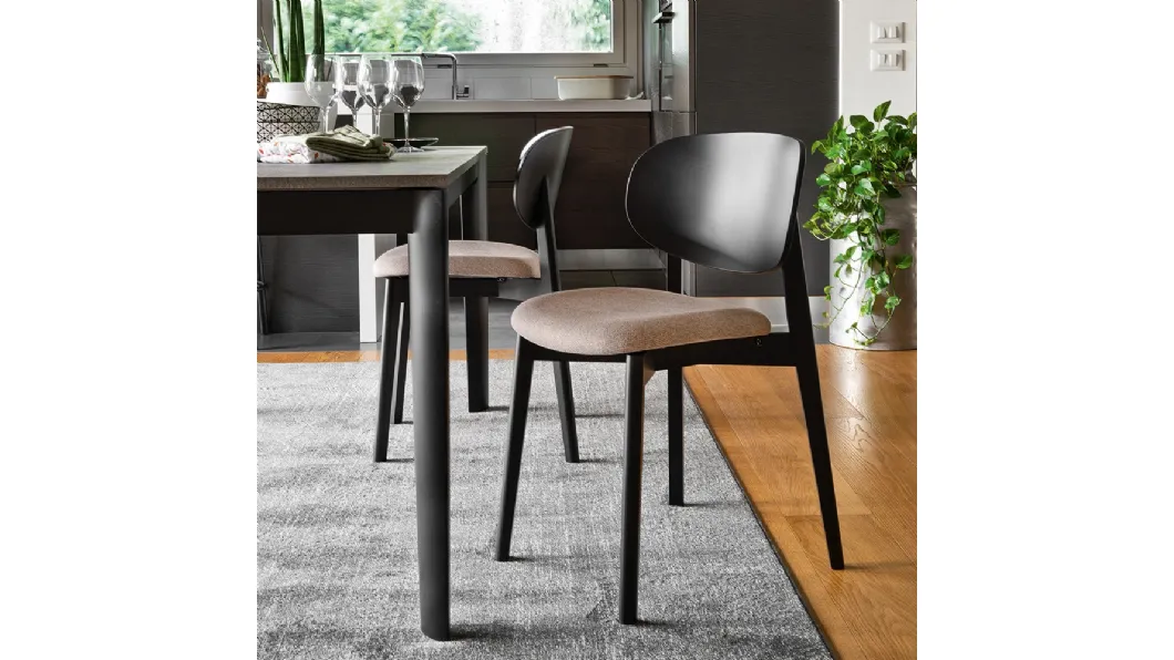 Sedia in legno dal design classico con seduta imbottita Eide di Connubia