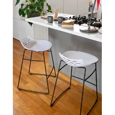 Sgabello in plastica con struttura in metallo Jam SG di Connubia