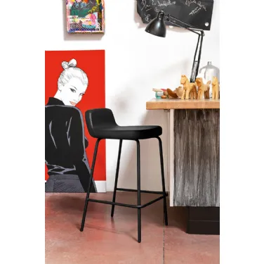 Sgabello in ecopelle con gambe in metallo Riley di Connubia