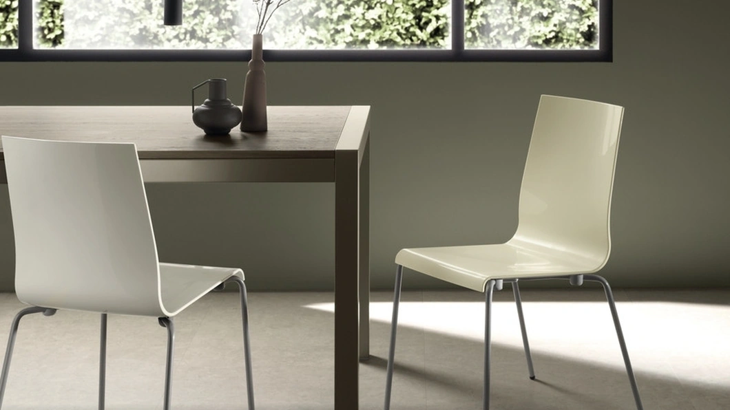 Sedia impilabile Kuadra 1151 di Scavolini