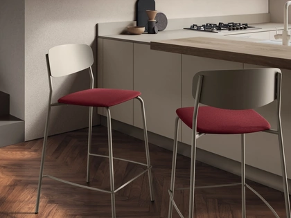 Sgabello Sam in metallo con seduta imbottita di Scavolini