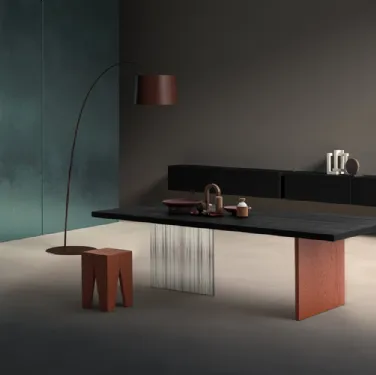 Tavolo Alabama in Rovere massello con una gamba in legno e una in vetro Devina Nais