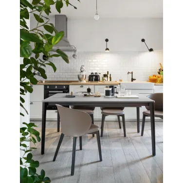 Tavolo allungabile con piano in nobilitato pietra piasentina e gambe in legno di faggio grafite Tabla di Connubia