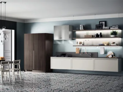 Cucina Moderna Carattere in laccato Grigio con armadio in Noce Saxony di Scavolini