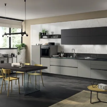 Cucina Moderna Liberamente in laccato Grigio Titanio e Grigio Ferro di Scavolini