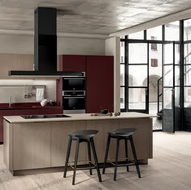 Cucina Moderna Liberamente Rosso Jaipur e Rovere Dune di Scavolini