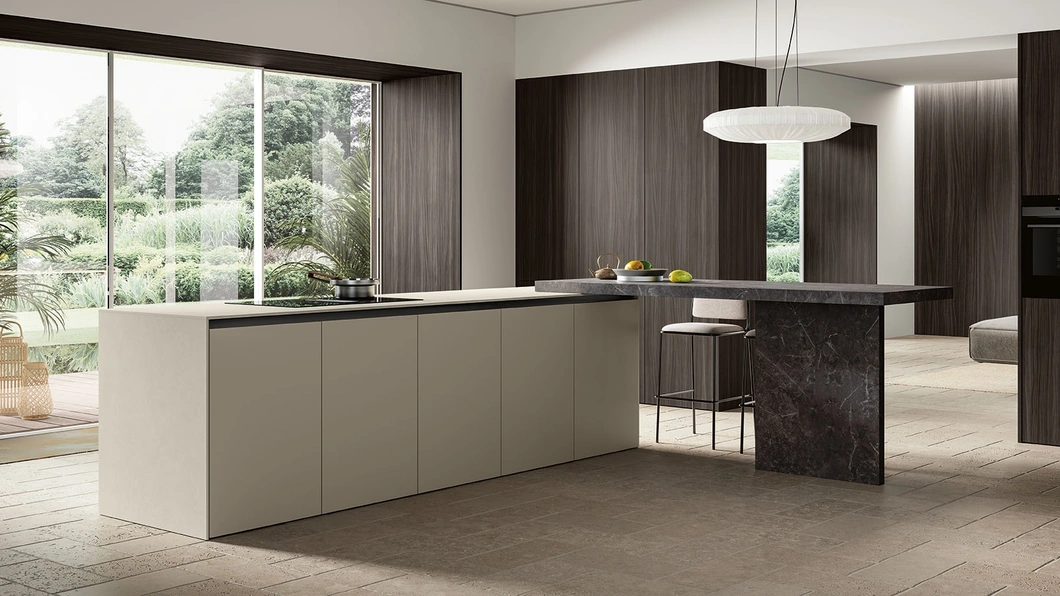 Cucina Moderna con isola Lungomare Plus 08 in laccato e legno di Colombini Casa Artec