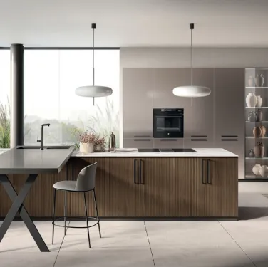 Cucina Moderna con penisola Musa con ante dogate in Rovere Pecan e top in grès porcellanato di Scavolini