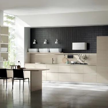 Cucina Moderna Qi in Olmo Kuuki e parete Fluida in Bianco Puro di Scavolini