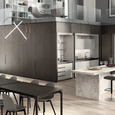 Cucina salvaspazio con isola centrale Boxi in laccato lucido Grigio Chiaro di Scavolini