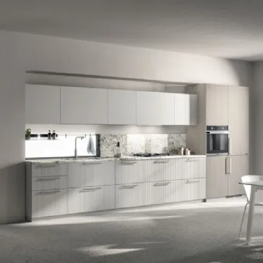 Cucina su misura Musa in laccato dogato opaco Grigio Airone e decorativo Oriental Light di Scavolini