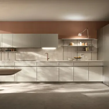 Cucina lineare su misura Poetica 03 in Frassino e laccato di Scavolini